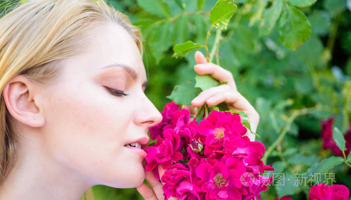 天然化妆品和护肤品.美丽的花朵.女人嗅花香.嫩香与自然美