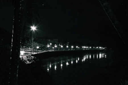 泰国南邦府河畔宾馆夜景图片