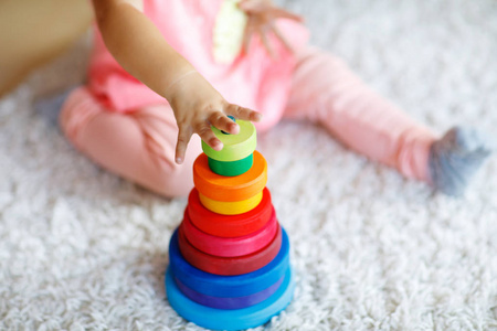 可爱可爱的小女婴玩教育彩色木 rainboy 玩具金字塔