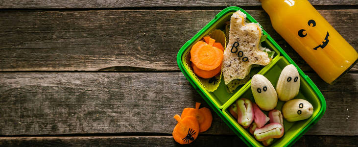 万圣节风格学校午餐盒鬼三明治, 南瓜胡萝卜, 香蕉, 果汁