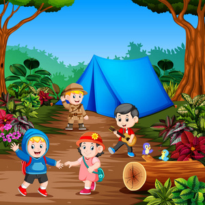 学生们在森林中间扎营。