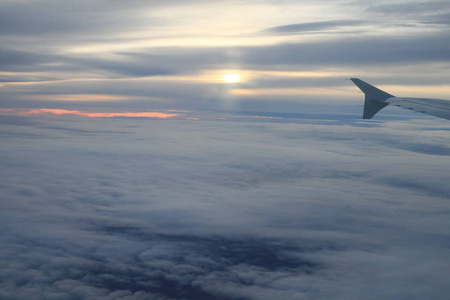 高空日落上空的云彩从一个平面窗口