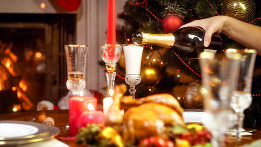 在家庭圣诞晚宴上, 杯子里充满香槟的特写图像