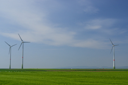 绿色草原与风力涡轮机发电