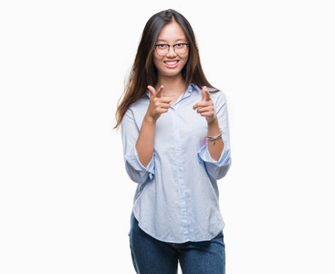 年轻的亚洲商界女性戴着眼镜, 在与世隔绝的背景下, 手指带着快乐和滑稽的面孔拍照。良好的能量和共鸣