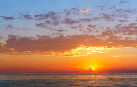 波罗的海上的日落, 美丽的日出和海面上的波浪