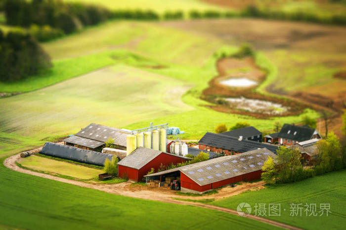 从上面看到的农业产业周围的绿色农田红色的农村农场
