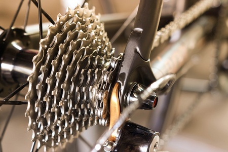 自行车齿轮机构和链条的特写