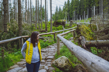 女人的小路上徒步旅行的徒步旅行者