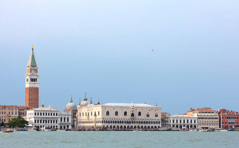 威尼斯的圣马科斯广场, 从海上看到数以百计的游客走在泻湖的边缘