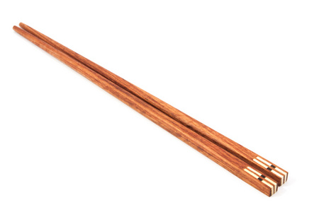 白色背景上的木制筷子