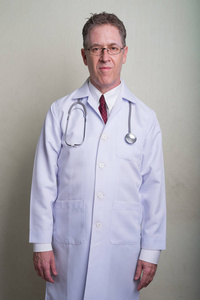 成年男性医生肖像与白色背景