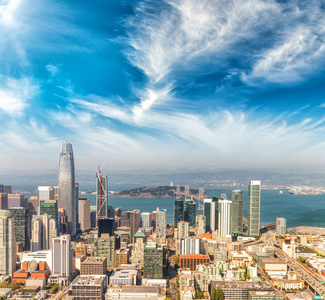 在美丽的阳光灿烂的夏日, 鸟瞰旧金山的地平线