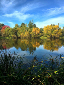 秋天的蓝天下美丽的湖泊