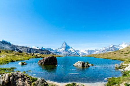 洛文兹麦特洪与 Stellisee 湖在瑞士的策尔马特