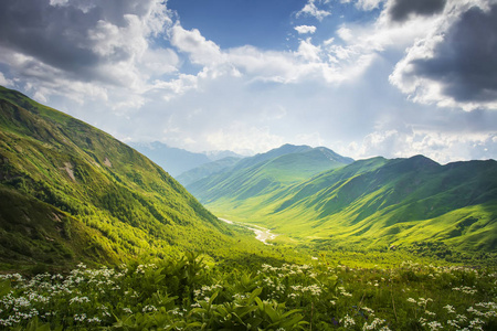 山脉范围。佐治亚州上斯瓦涅季亚的山地景观。美丽的景色, 在草地上的丘陵和高原上的阳光明媚的天, 多云的天空。风景山自然