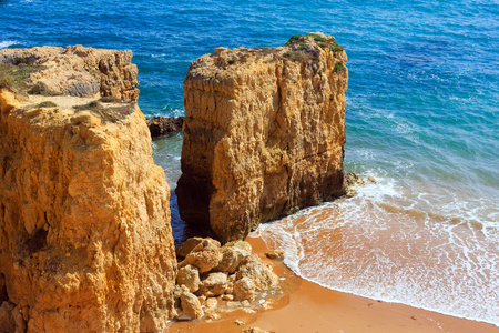 海滩上的黄色悬崖葡萄牙阿尔加维。