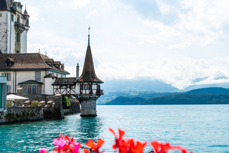 美丽的建筑学在 Oberhofen 城堡与图恩湖背景在瑞士
