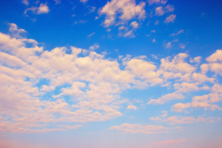 查看美丽的白云在蔚蓝的天空.云,在早晨的天空.乌云背后有阳光.