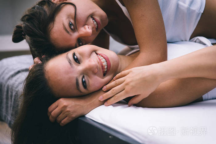 lesbic 夫妇在家里, 私人生活的亲密时刻-同性恋伴侣爱自己