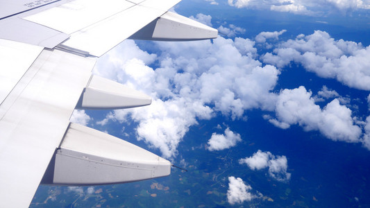 云从飞机窗口的视图。蓝色背景