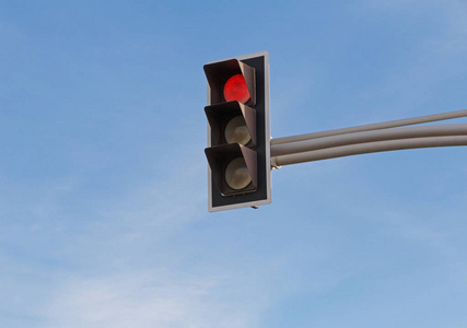 交通灯与红色信号对蓝色天空在尼斯, 法国