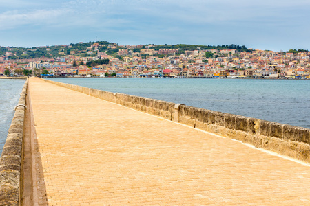 希腊城市港口 Argostoli 与号大桥路