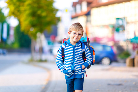 书包在上学路上的小小孩男孩图片