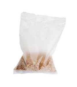 干生荞麦粒在煮熟的包装上, 在白色背景下与修剪路径隔离。俄罗斯 Kasha 或未煮熟的 Pseudocereal 用塑料袋切出的