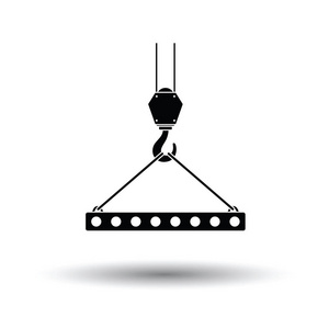 图标的板挂在起重机吊钩的钢丝绳吊索。带有阴影设计的白色背景。矢量图