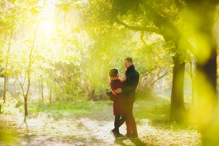 年轻的情侣在热恋中, 迷人的女人和男人在不经意的温暖的衣服拥抱和