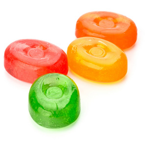 水煮的棒棒糖四个多彩水果硬糖糖果, 煮的甜食或白色背景抠出一个孤立