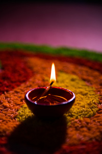 美丽的排灯节 diya 或油灯放在 rangoli 采用色彩缤纷的稻米，选择性焦点