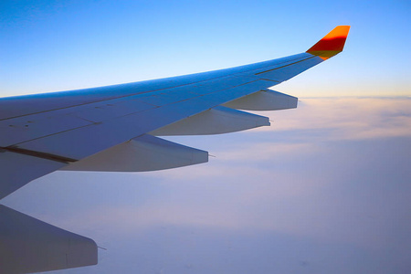 飞机的陆地和机翼鸟瞰图, 从飞机机舱鸟瞰, 空运概念照片