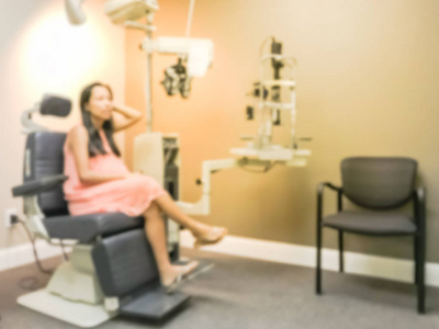模糊的抽象亚洲妇女患者在眼睛和激光专家等待她的眼镜检查