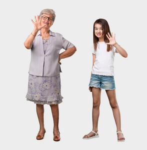 全身体的老太太和她的孙女显示数字五, 计数的符号, 数学的概念, 自信和开朗