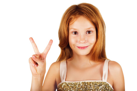 工作室拍摄的红头发的小 9 岁女孩可爱和平迹象