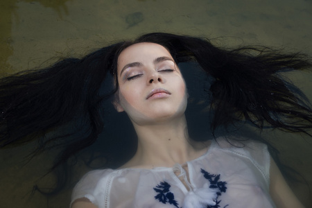 杀不死青年淹死的女人照片