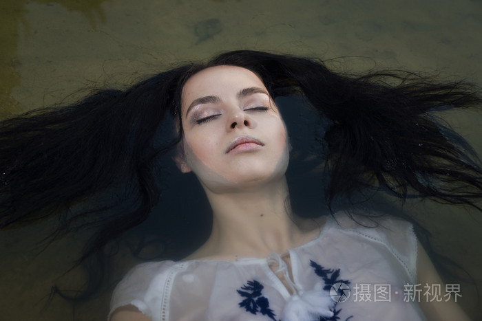 青年淹死的女人