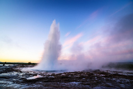 Strokkur 喷泉。金黄圈子冰岛。著名的自然和旅游景点。地热区