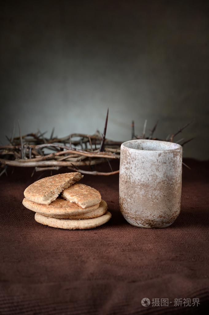 桌上的圣餐元素