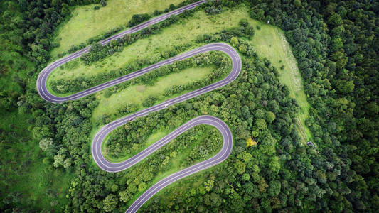 美丽的空中风景与弯曲的路