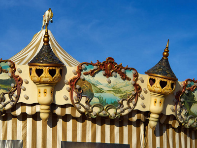 详细的色彩鲜艳的复古经典设计旋转木马在露天游乐场公园