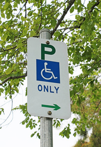残疾人停车标志和箭头与背景模糊