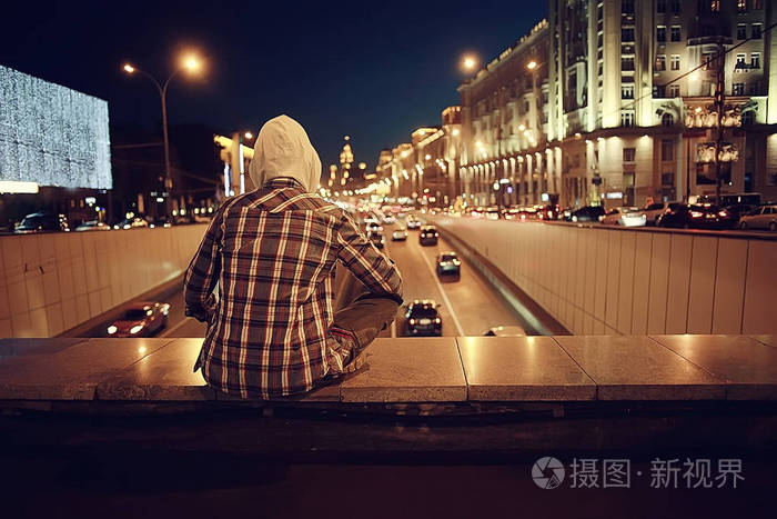 城市夜景灯, 城市寂寞的家伙概念, 压力, 道路, 汽车城市灯光背景