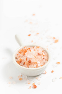 健康食品概念白色陶瓷杯粉红色喜马拉雅盐白色背景