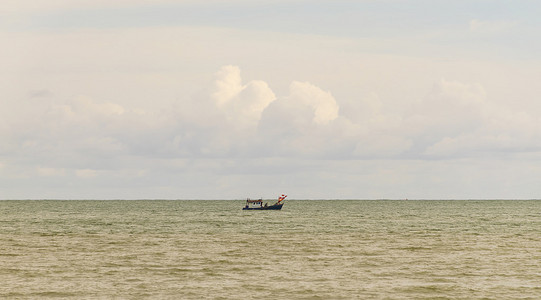 船在蓝色的大海与泰国云天空背景