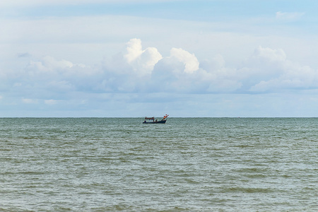 船在蓝色的大海与泰国云天空背景