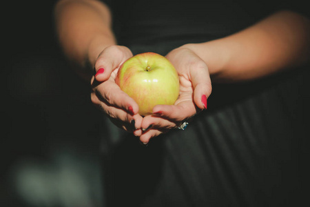 一个年轻女人手中的苹果