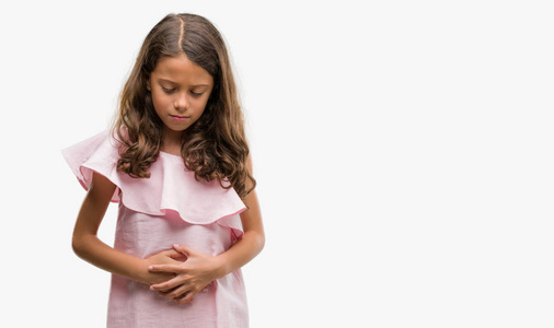 漂流瓶里恶心黑发西班牙裔女孩穿着粉红色的衣服, 手放在胃里, 因为